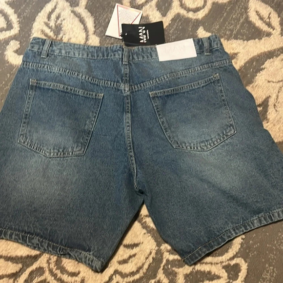 Man boohoo man distressed shorts. New denim. - Picture 3 of 3